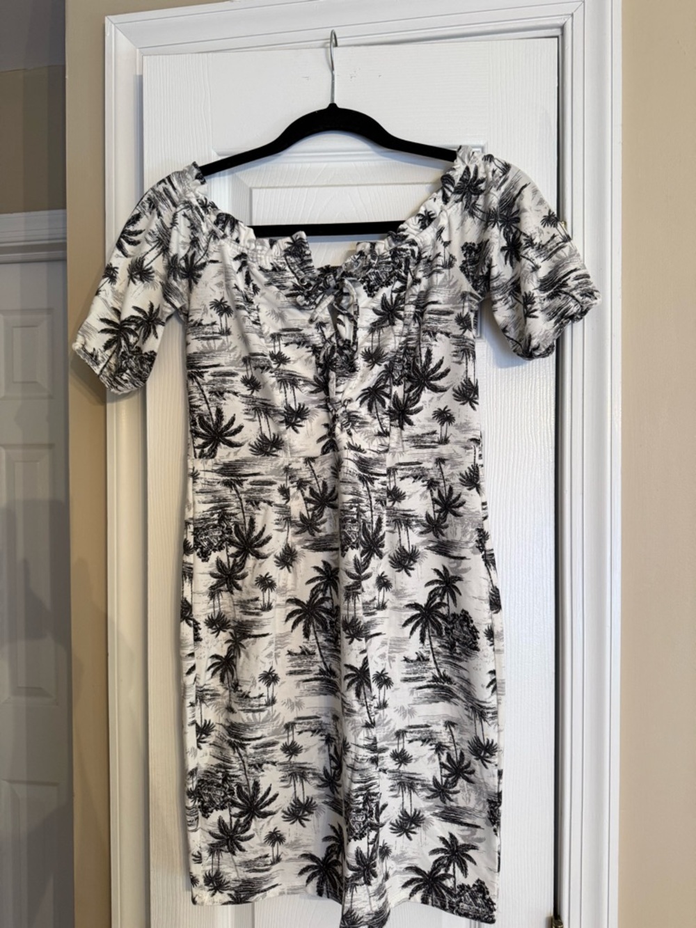 Off-Shoulder Palm Tree Print Dress in Black & White